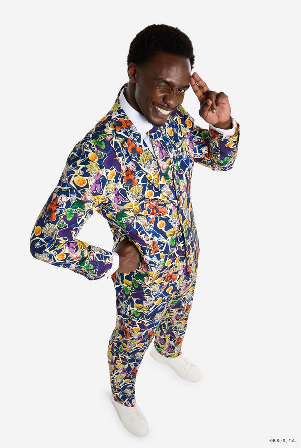 Mann trägt einen Herrenanzug mit Dragon Ball Z-Aufdruck, der die Dragon Ball-Figuren zeigt. Anzug besteht aus Blazer, Hose und Krawatte.