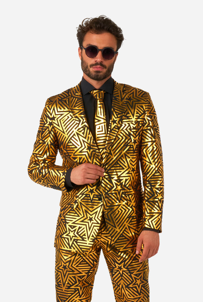 Männer tragen goldenen Anzug mit Sternenaufdruck
