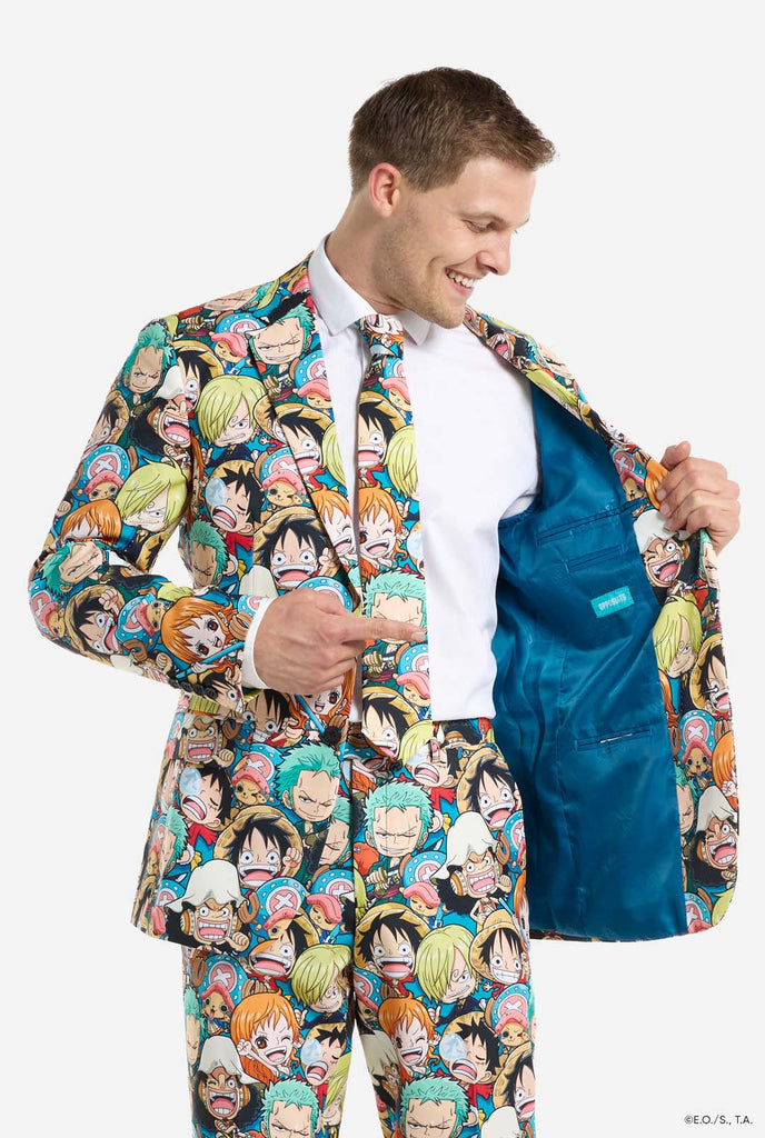 Der Mann trägt einen komplett bedruckten Anzug mit den Figuren von One Piece.