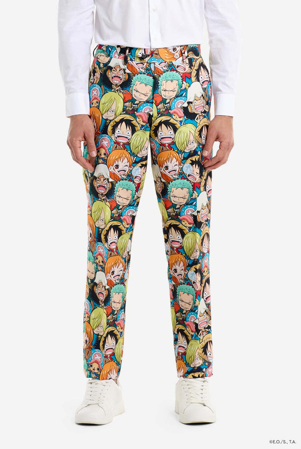 Der Mann trägt einen komplett bedruckten Anzug mit den Figuren von One Piece.