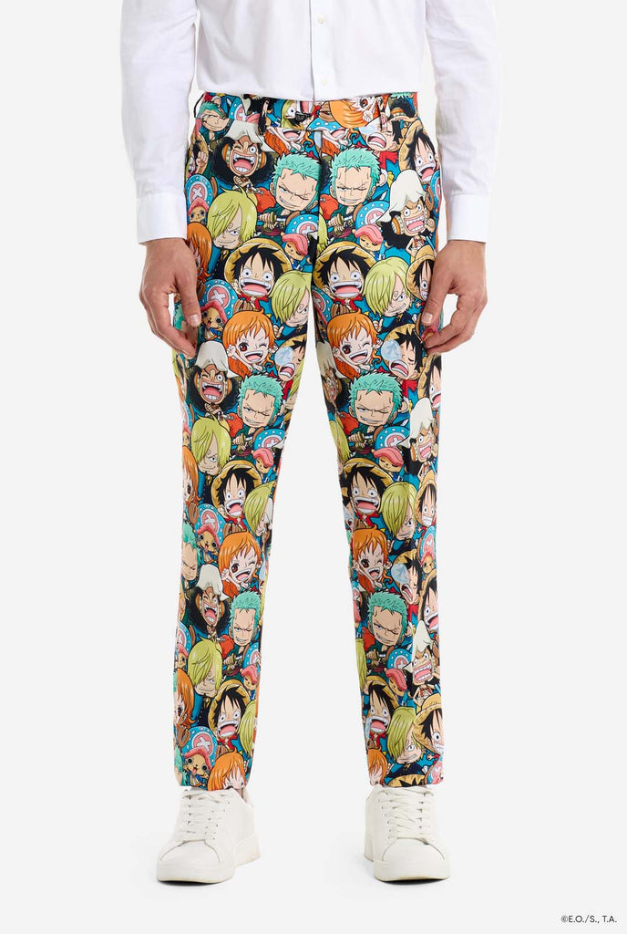 Der Mann trägt einen komplett bedruckten Anzug mit den Figuren von One Piece.