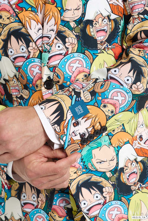 Der Mann trägt einen komplett bedruckten Anzug mit den Figuren von One Piece.