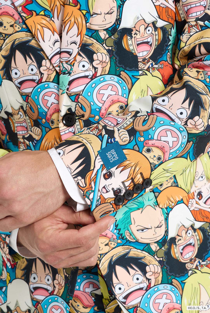 Der Mann trägt einen komplett bedruckten Anzug mit den Figuren von One Piece.