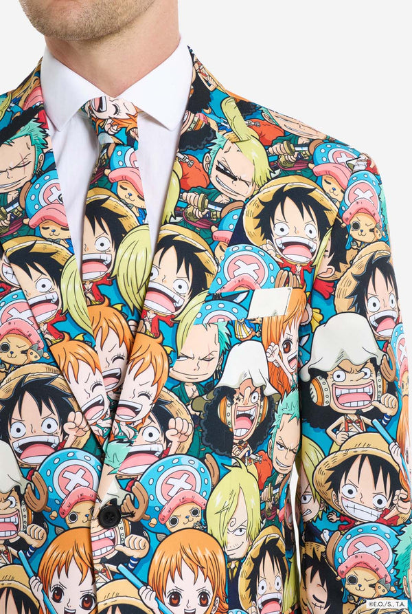 Der Mann trägt einen komplett bedruckten Anzug mit den Figuren von One Piece.