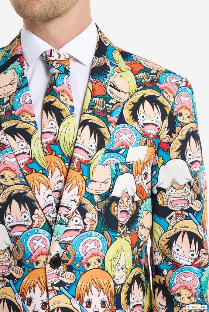 Der Mann trägt einen komplett bedruckten Anzug mit den Figuren von One Piece.