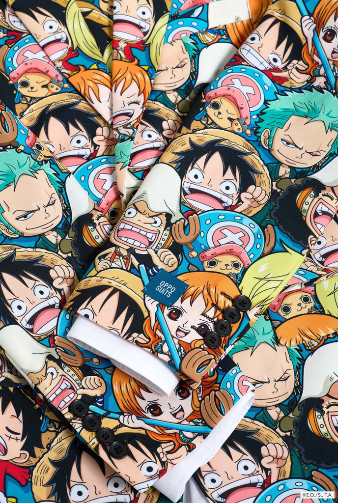Der Mann trägt einen komplett bedruckten Anzug mit den Figuren von One Piece.
