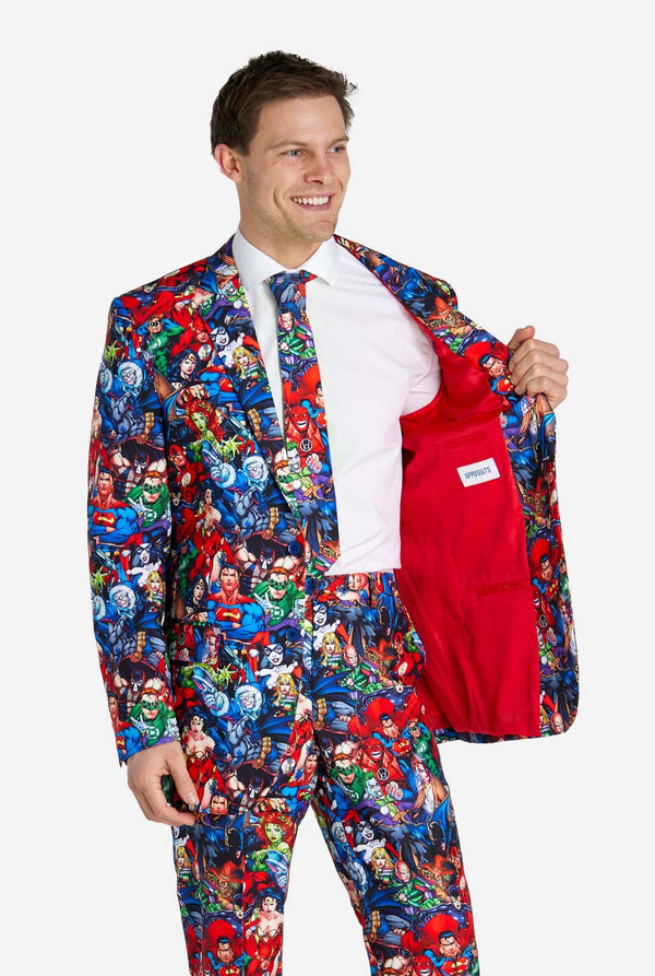 Mann trägt Herrenanzug mit DC Super Heroes-Aufdruck