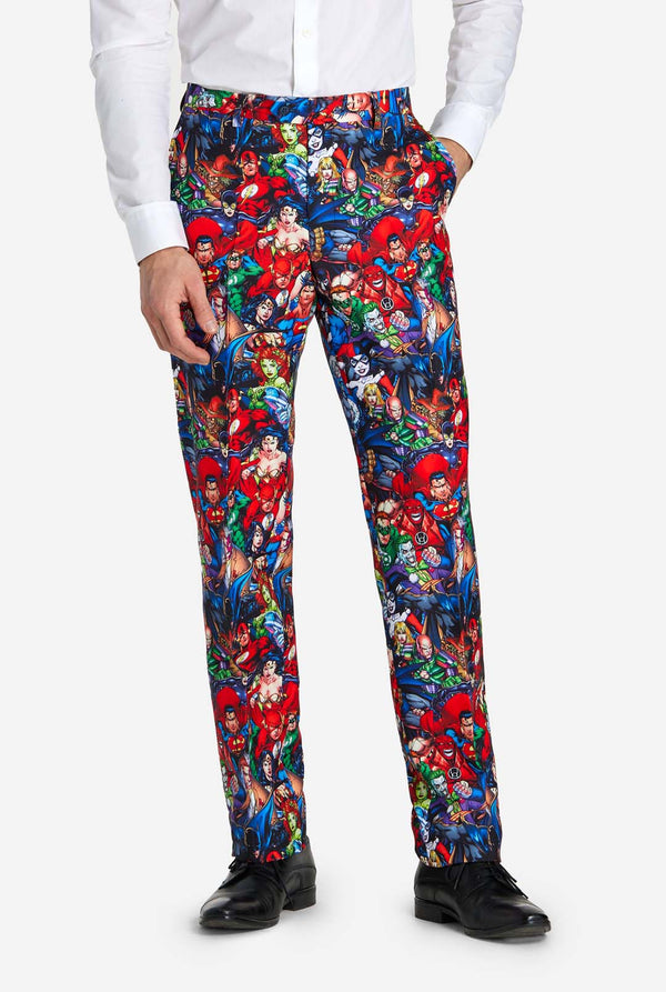 Mann trägt Herrenanzug mit DC Super Heroes-Aufdruck, Hose in Nahaufnahme