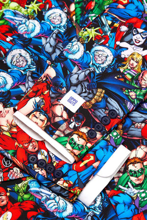 Herrenanzug mit DC Super Heroes-Aufdruck, Nahaufnahme
