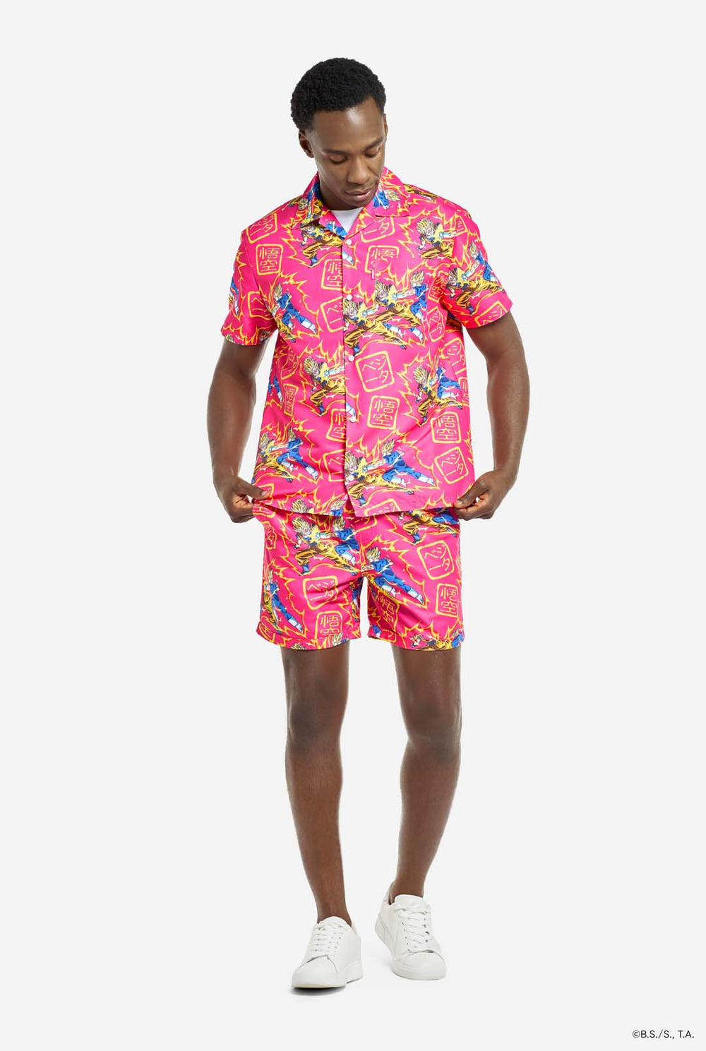 Mann trägt ein rosa Sommerset bestehend aus Hemd und Shorts. Das Sommerset ist mit einem Dragon Ball Z-Aufdruck von Goku und Vegeta versehen.