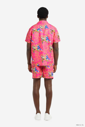 Mann trägt ein rosa Sommerset bestehend aus Hemd und Shorts. Das Sommerset ist mit einem Dragon Ball Z-Aufdruck von Goku und Vegeta versehen.