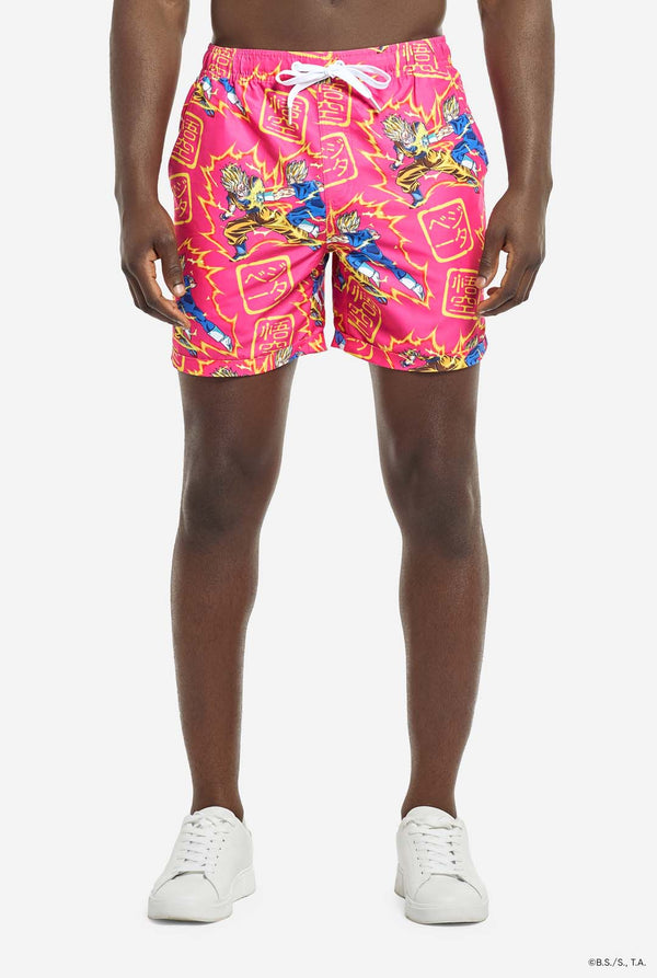 Mann trägt ein rosa Sommerset bestehend aus Hemd und Shorts. Das Sommerset ist mit einem Dragon Ball Z-Aufdruck von Goku und Vegeta versehen.