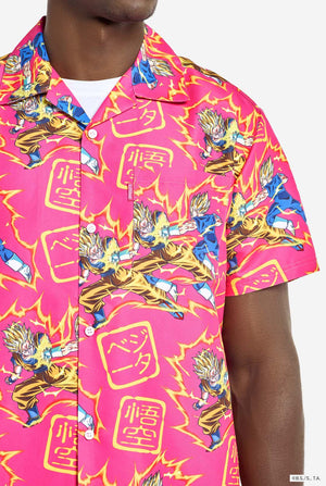 Mann trägt ein rosa Sommerset bestehend aus Hemd und Shorts. Das Sommerset ist mit einem Dragon Ball Z-Aufdruck von Goku und Vegeta versehen.