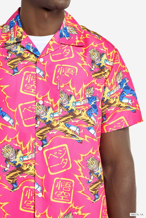 Mann trägt ein rosa Sommerset bestehend aus Hemd und Shorts. Das Sommerset ist mit einem Dragon Ball Z-Aufdruck von Goku und Vegeta versehen.