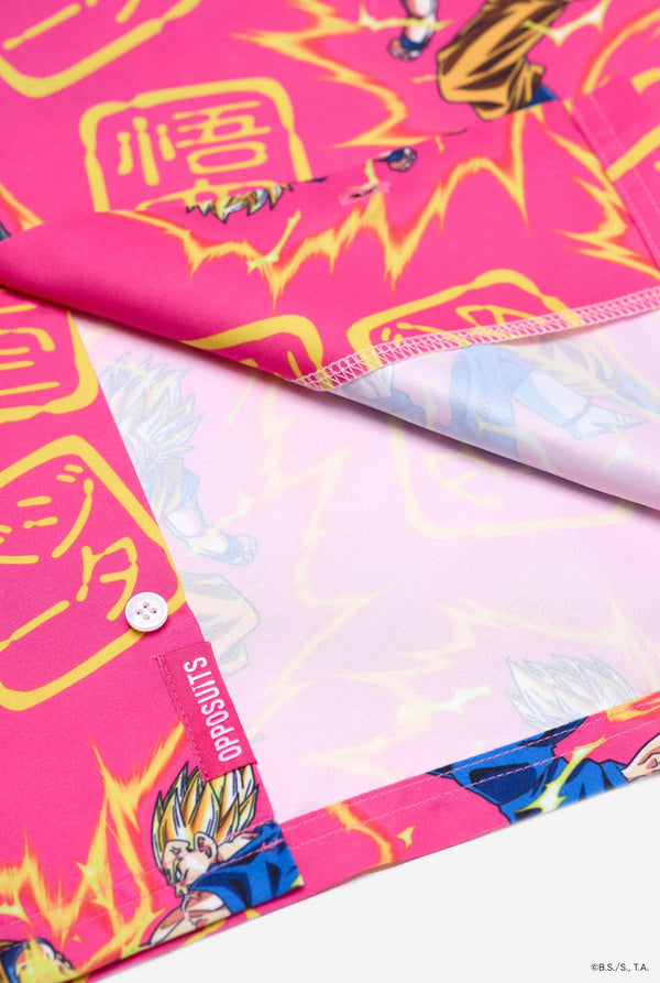 Mann trägt ein rosa Sommerset bestehend aus Hemd und Shorts. Das Sommerset ist mit einem Dragon Ball Z-Aufdruck von Goku und Vegeta versehen.