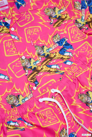 Mann trägt ein rosa Sommerset bestehend aus Hemd und Shorts. Das Sommerset ist mit einem Dragon Ball Z-Aufdruck von Goku und Vegeta versehen.
