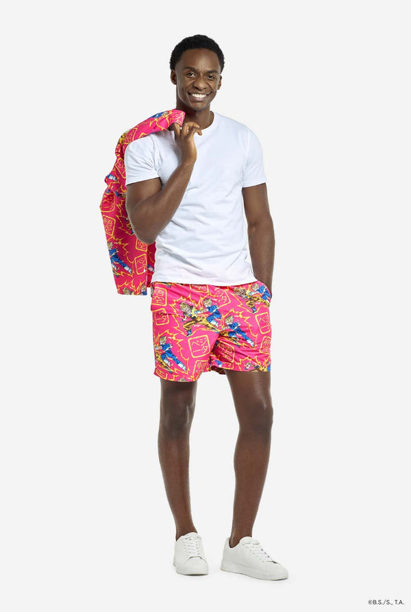 Mann trägt ein rosa Sommerset bestehend aus Hemd und Shorts. Das Sommerset ist mit einem Dragon Ball Z-Aufdruck von Goku und Vegeta versehen.