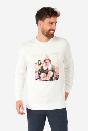 Mann trägt weißen Pullover mit Elfen-Weihnachtsbild