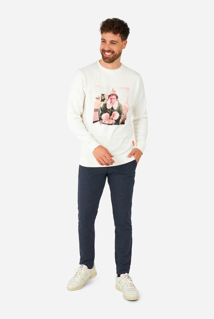 Mann trägt weißen Pullover mit Elfen-Weihnachtsbild