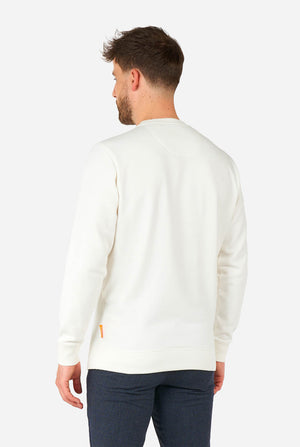 Mann trägt weißen Pullover mit Elfen-Weihnachtsbild, Blick von hinten