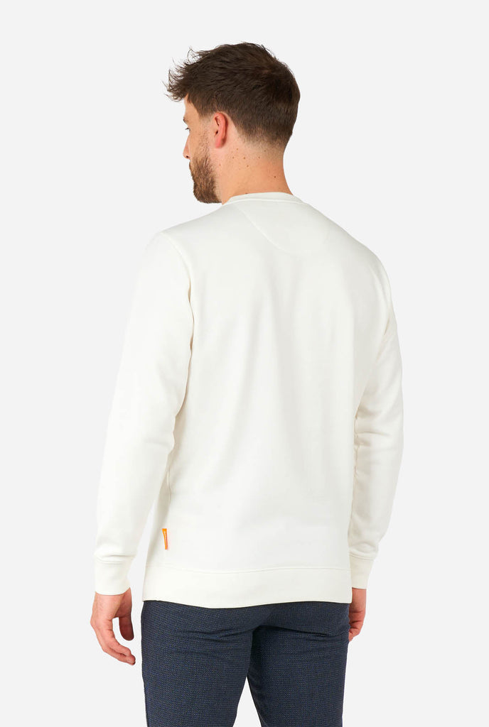 Mann trägt weißen Pullover mit Elfen-Weihnachtsbild, Blick von hinten