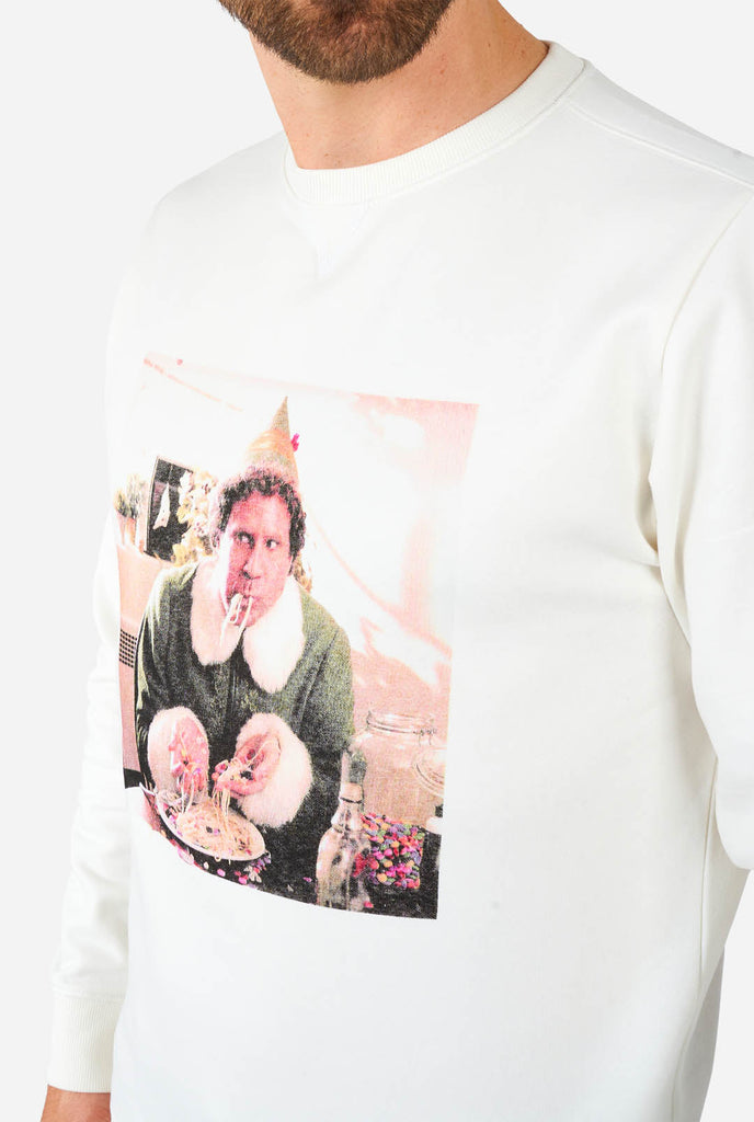 Mann trägt weißen Pullover mit Elfen-Weihnachtsbild
