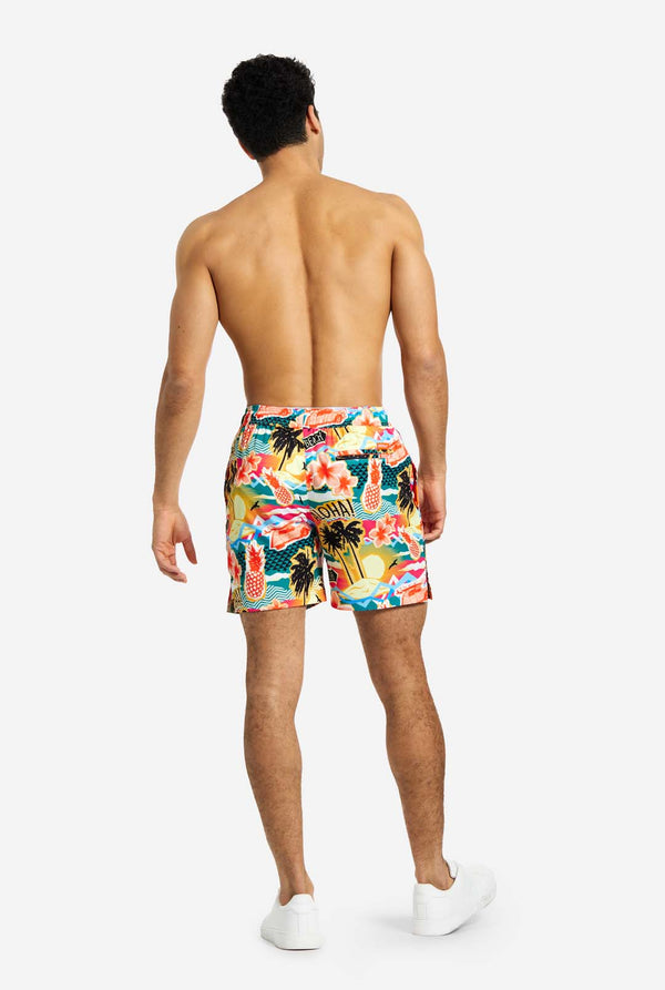 Mann trägt Badehose mit tropischem Hawaii-Print, Ansicht von hinten.