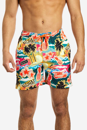 Mann trägt Badehose mit tropischem Hawaii-Print, Nahaufnahme