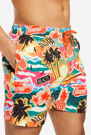 Mann trägt Badehose mit tropischem Hawaii-Print, Nahaufnahme