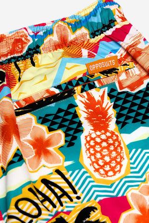 Mann trägt Badehose mit tropischem Hawaii-Print, Nahaufnahme