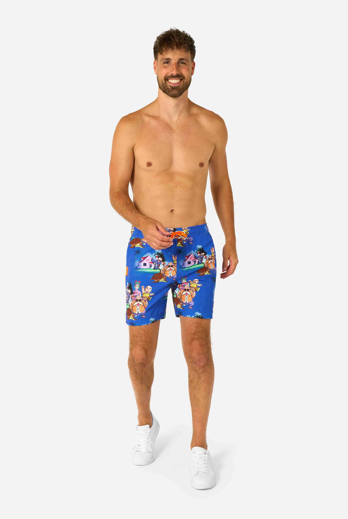 Blaue Badeshorts für Herren mit Dragon Ball-Motiv mit Goku, Krillin, Master Roshi und anderen Charakteren von Kame House. Perfekt für Anime-Fans am Strand oder Pool.