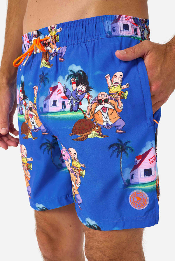 Blaue Badeshorts für Herren mit Dragon Ball-Motiv mit Goku, Krillin, Master Roshi und anderen Charakteren von Kame House. Perfekt für Anime-Fans am Strand oder Pool.