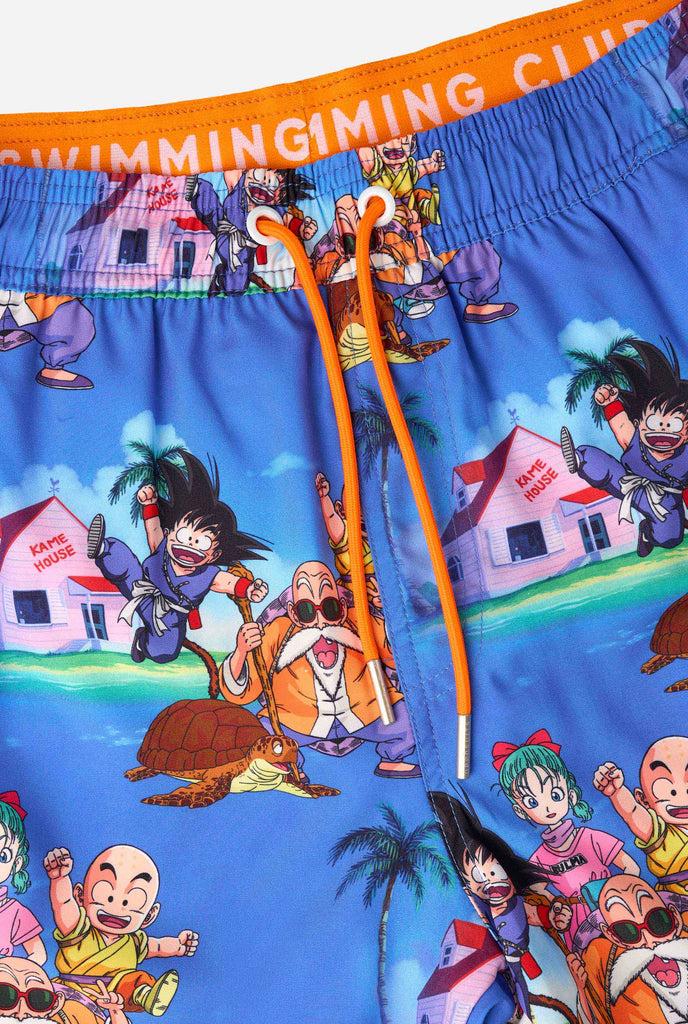 Blaue Badeshorts für Herren mit Dragon Ball-Motiv mit Goku, Krillin, Master Roshi und anderen Charakteren von Kame House. Perfekt für Anime-Fans am Strand oder Pool.