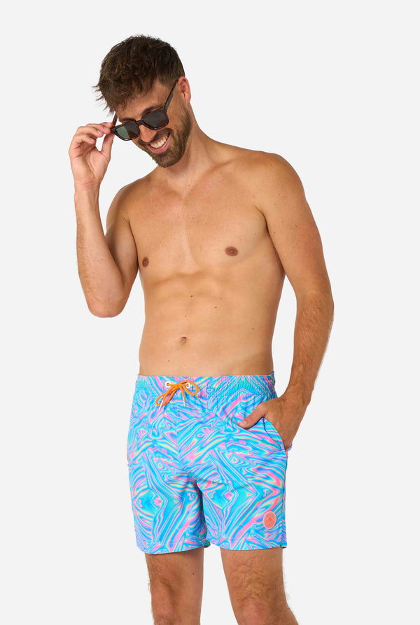 Lebendige holografische Badeshorts für Herren mit faszinierendem Wirbeldesign in Blau, Rosa und Lila. Auffällige und stylische Bademode für Sommerspaß.