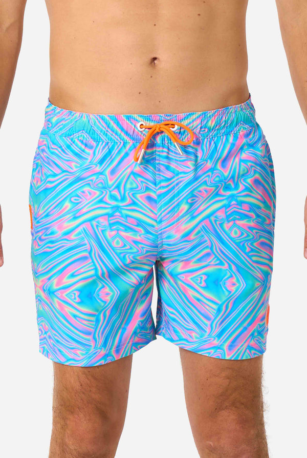 Lebendige holografische Badeshorts für Herren mit faszinierendem Wirbeldesign in Blau, Rosa und Lila. Auffällige und stylische Bademode für Sommerspaß.