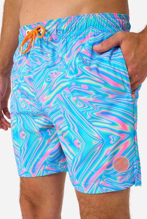 Lebendige holografische Badeshorts für Herren mit faszinierendem Wirbeldesign in Blau, Rosa und Lila. Auffällige und stylische Bademode für Sommerspaß.