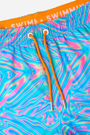 Lebendige holografische Badeshorts für Herren mit faszinierendem Wirbeldesign in Blau, Rosa und Lila. Auffällige und stylische Bademode für Sommerspaß.
