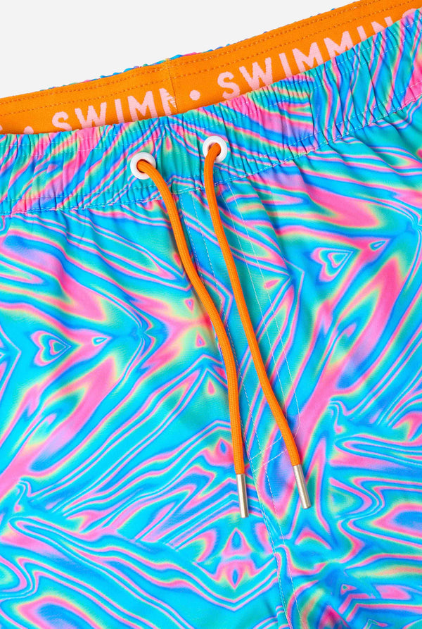 Lebendige holografische Badeshorts für Herren mit faszinierendem Wirbeldesign in Blau, Rosa und Lila. Auffällige und stylische Bademode für Sommerspaß.