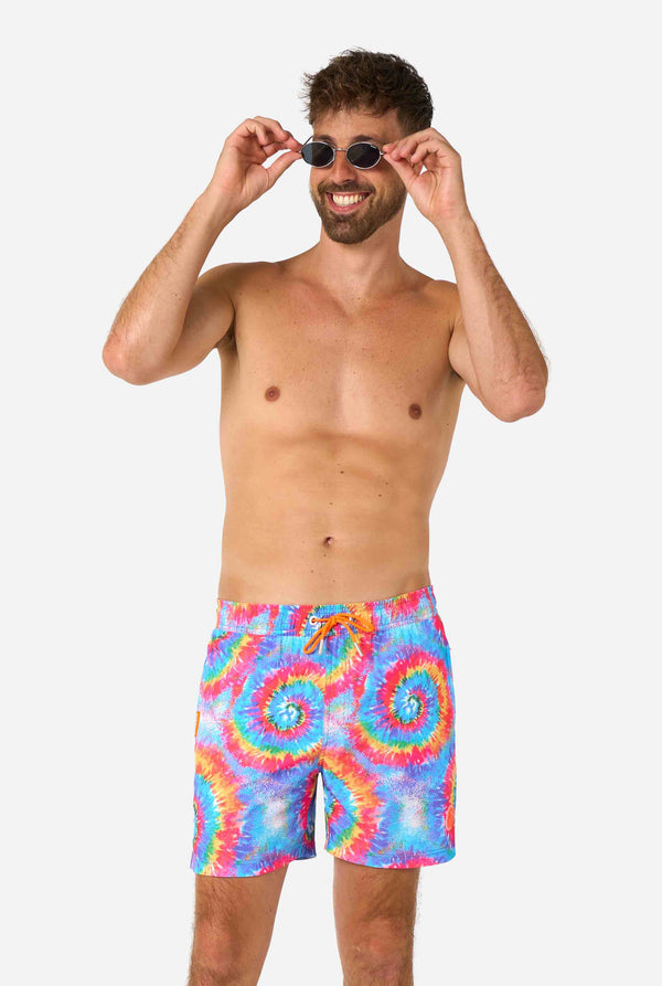 Badeshorts für Herren im Regenbogen-Tie-Dye-Stil mit einem kräftigen, farbenfrohen Spiralmuster. Eine lustige und trendige Wahl für Strandtage und Poolpartys.