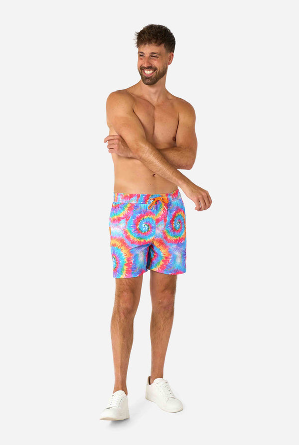 Badeshorts für Herren im Regenbogen-Tie-Dye-Stil mit einem kräftigen, farbenfrohen Spiralmuster. Eine lustige und trendige Wahl für Strandtage und Poolpartys.