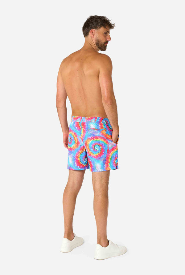 Badeshorts für Herren im Regenbogen-Tie-Dye-Stil mit einem kräftigen, farbenfrohen Spiralmuster. Eine lustige und trendige Wahl für Strandtage und Poolpartys.