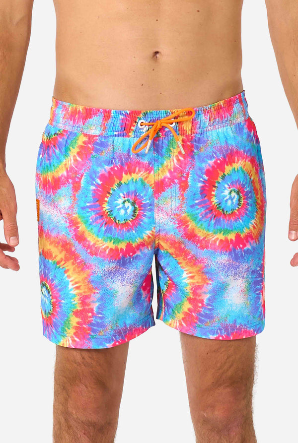 Badeshorts für Herren im Regenbogen-Tie-Dye-Stil mit einem kräftigen, farbenfrohen Spiralmuster. Eine lustige und trendige Wahl für Strandtage und Poolpartys.
