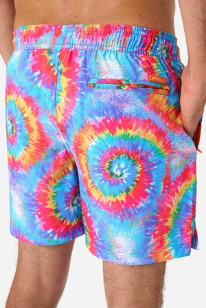 Badeshorts für Herren im Regenbogen-Tie-Dye-Stil mit einem kräftigen, farbenfrohen Spiralmuster. Eine lustige und trendige Wahl für Strandtage und Poolpartys.