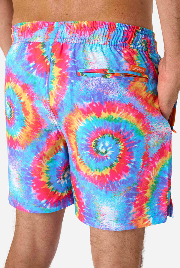 Badeshorts für Herren im Regenbogen-Tie-Dye-Stil mit einem kräftigen, farbenfrohen Spiralmuster. Eine lustige und trendige Wahl für Strandtage und Poolpartys.