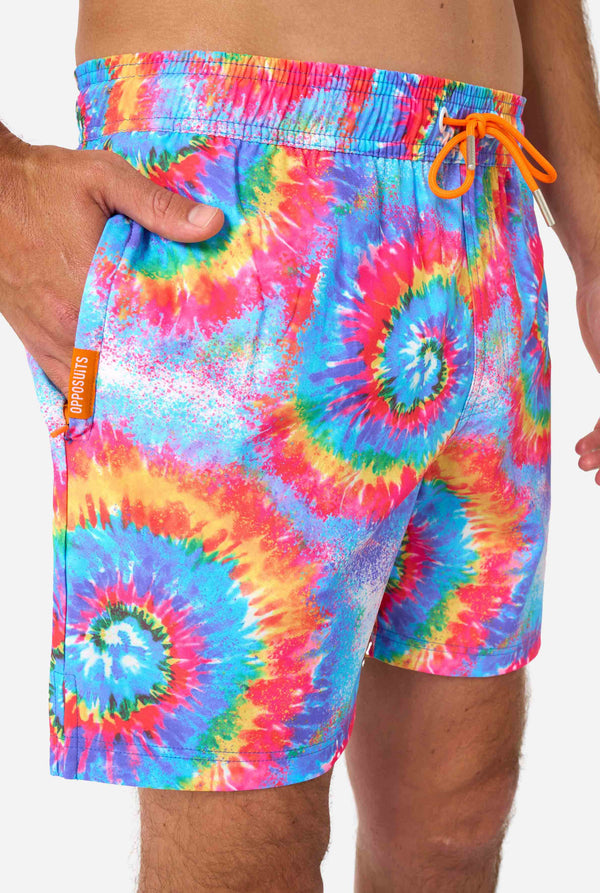 Badeshorts für Herren im Regenbogen-Tie-Dye-Stil mit einem kräftigen, farbenfrohen Spiralmuster. Eine lustige und trendige Wahl für Strandtage und Poolpartys.