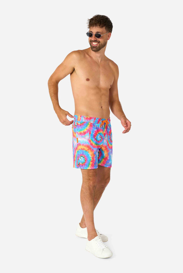 Badeshorts für Herren im Regenbogen-Tie-Dye-Stil mit einem kräftigen, farbenfrohen Spiralmuster. Eine lustige und trendige Wahl für Strandtage und Poolpartys.