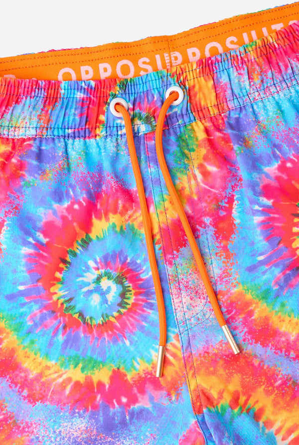 Badeshorts für Herren im Regenbogen-Tie-Dye-Stil mit einem kräftigen, farbenfrohen Spiralmuster. Eine lustige und trendige Wahl für Strandtage und Poolpartys.