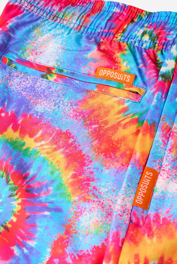 Badeshorts für Herren im Regenbogen-Tie-Dye-Stil mit einem kräftigen, farbenfrohen Spiralmuster. Eine lustige und trendige Wahl für Strandtage und Poolpartys.