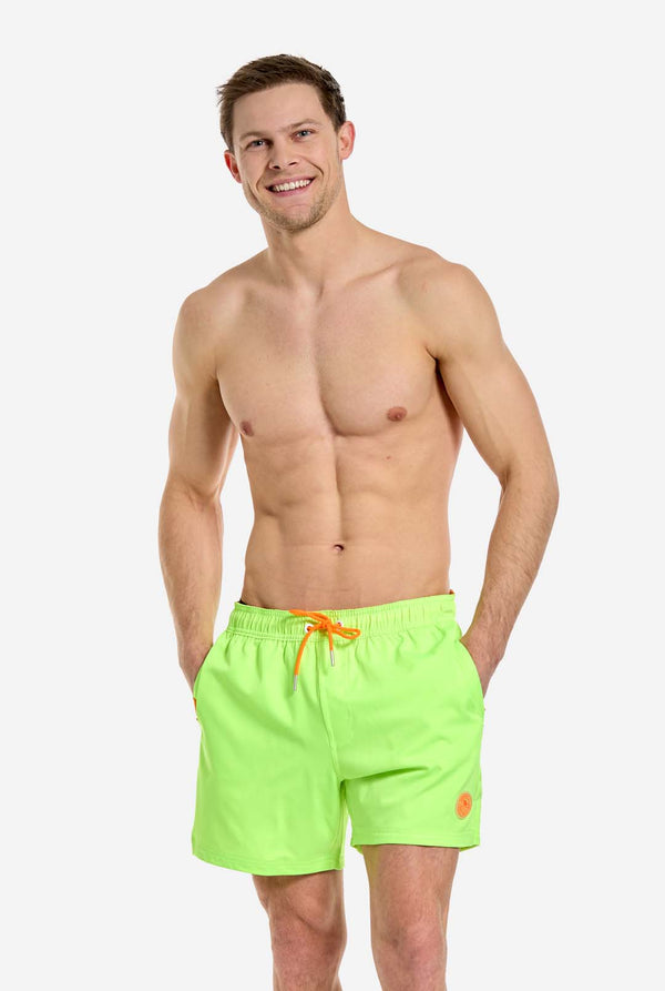 Mann trägt neongrüne Badehose für Männer