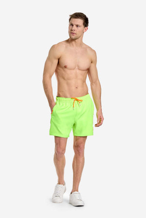 Mann trägt neongrüne Badehose für Männer